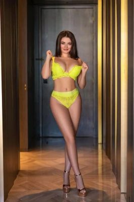 30 y.o. Holly provides cheap escort service in UAE