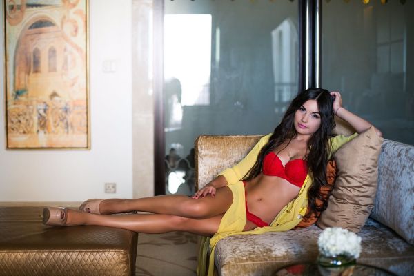 VIP treatment from a 26 year-old elite escort Alexa