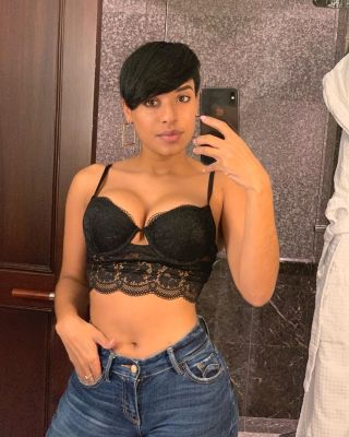 Super busty escort in Dubai: Zoe (160 cm, 54 kg)