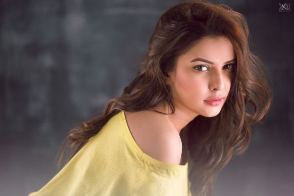 English prostitutes in Dubai available for AED 1800 round the clock