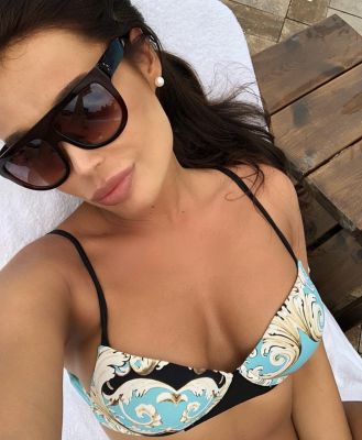 Mature escort of UAE does a BJ for AED 2000