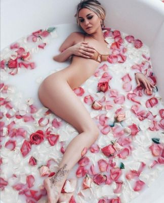 Lots of kissing and cuddling with Dubai asian escort Vivian