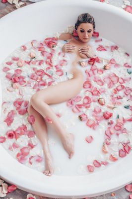 Need escort and babes? Vivian is ready for sex with you