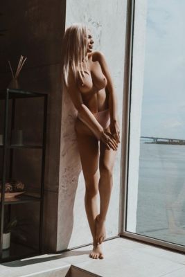 Latex woman Wilhelmina for BDSM dating