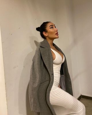 Beautiful escort model Daphne: weight 56 kg, height 162 cm