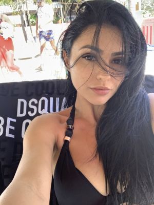 Female escort service from charming Jasmine in Dubai