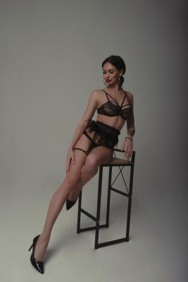 Cheap girl Zoey offers full service at a low price, from AED 3000/hr