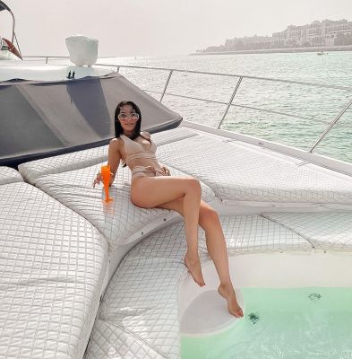 Dubai escort for A-Level sex: Bobbie (79 kg, 180 cm)