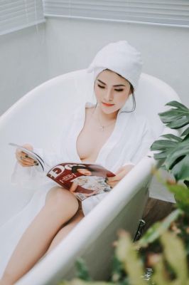 A call girl Gray in Dubai for AED 1800