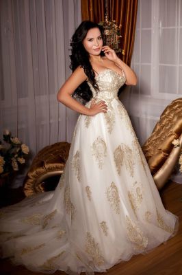 Noelle, photos from the adult website sexodubai.com