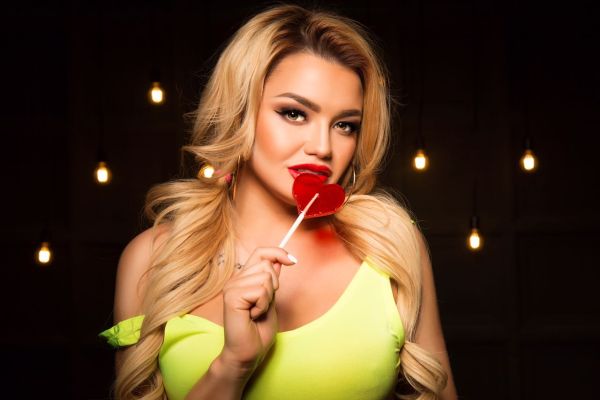 Elegant Dubai vip escort Lorenza (AED 2500 per hour)