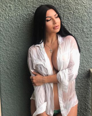 Mega busty escort in Dubai (44 kg; 153 cm)