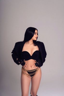 Lesbian call girl Minka is waiting for ladies