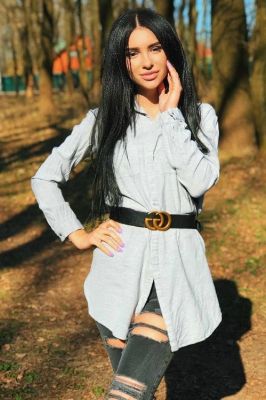 Tia, 31 y.o., call girl rate AED 3000/hr