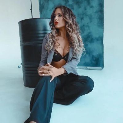 Play with sub escort April in Dubai