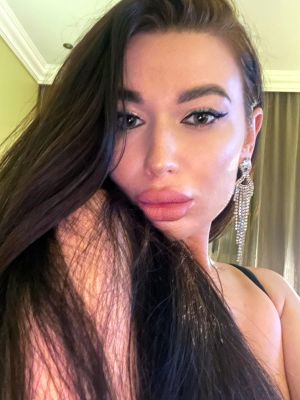 Lesbian dating tips: hot lesbie on sexodubai.com for AED 3000 per hour