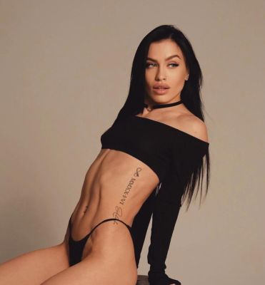 Vip escort in UAE: Sloan wants to meet a gentleman