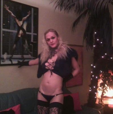 Female escort in UAE sucks for AED 1800