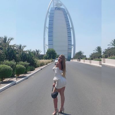 Indian call girl in Dubai: weight: 49 kg, height: 157 cm