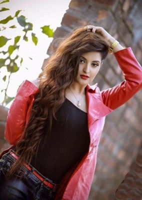 24 hour escort Janine in Dubai is waiting for a call