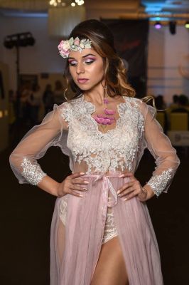 Meara, photos from the adult website sexodubai.com