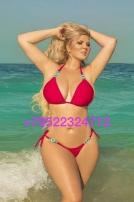 Plus Size Model Karina, age: 23 height: 171, weight: 100