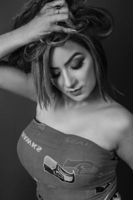 Riya , mature escort, 21 years old