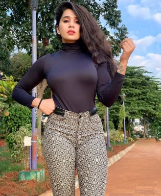 Cunnilingus from a lesbian prostitute Varsha